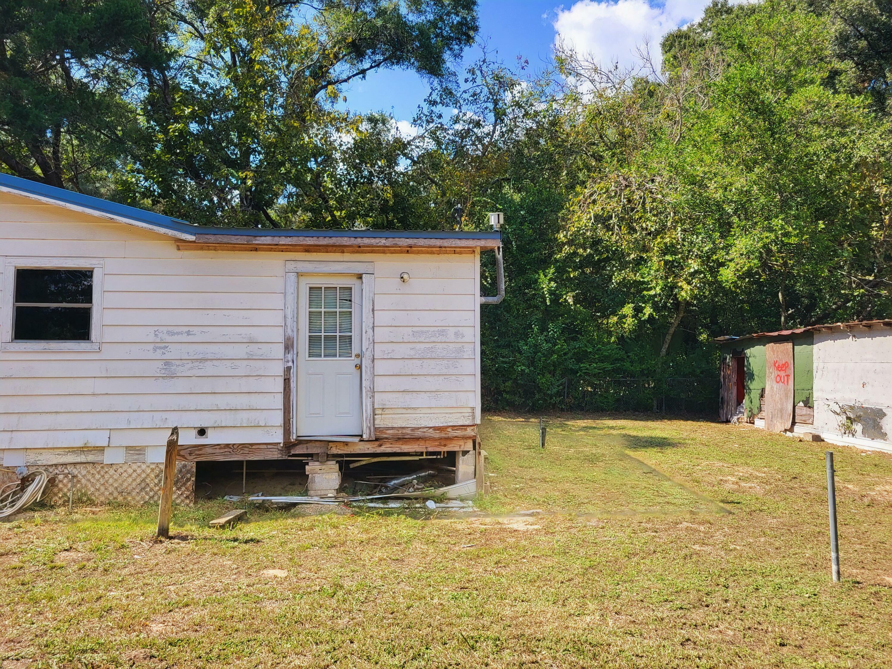 Property Photo:  812 E Edney Avenue  FL 32539 