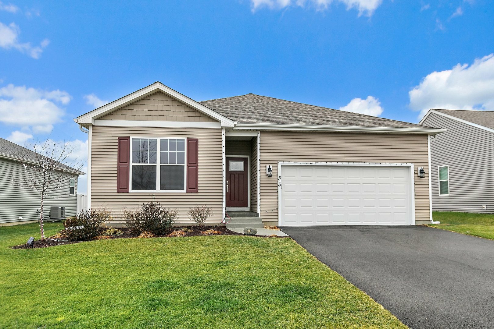 Property Photo: 519 S Hahn Drive IL 60112