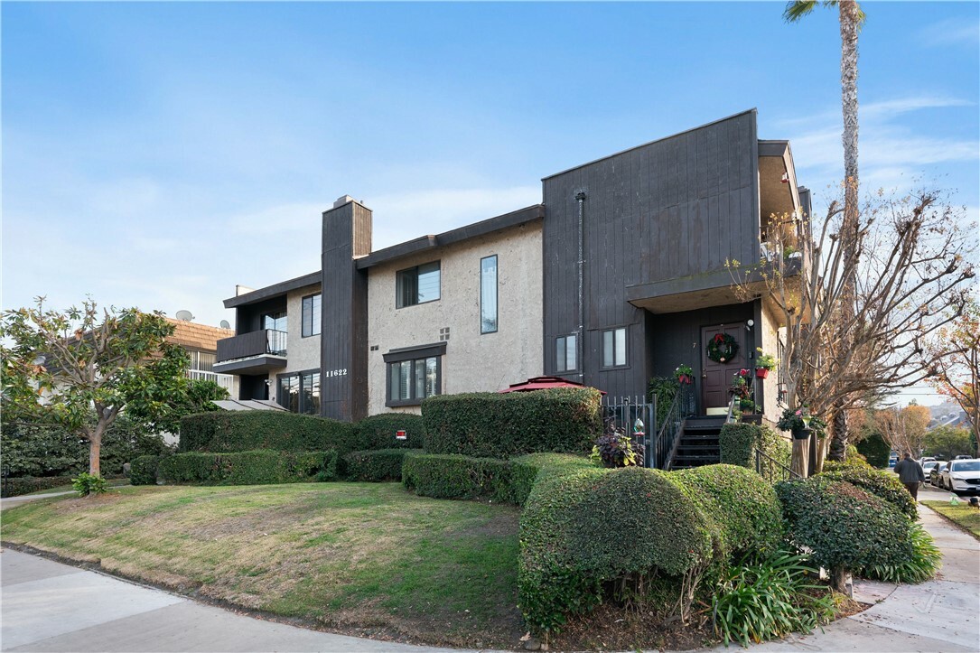 Property Photo:  11622 Moorpark Street 2  CA 91602 