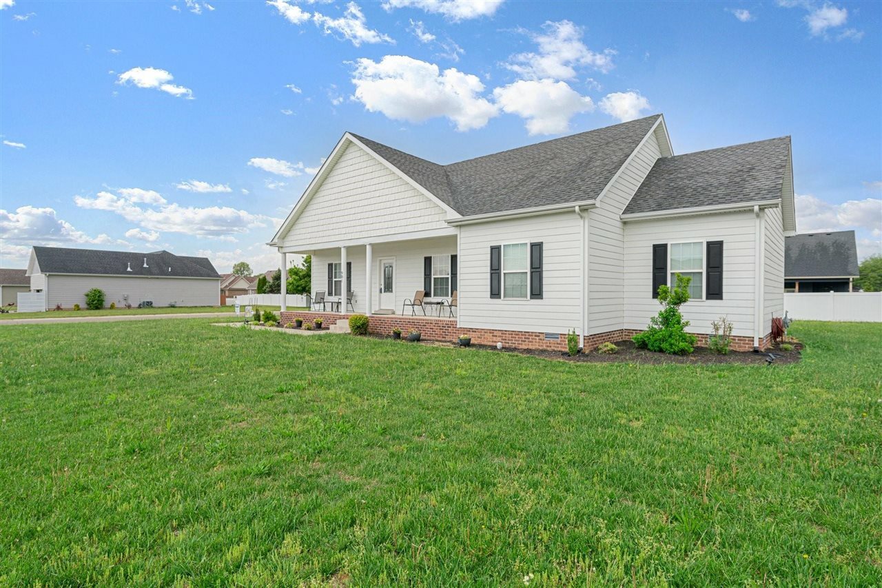 Property Photo: 901 E Hampton Court KY 42134