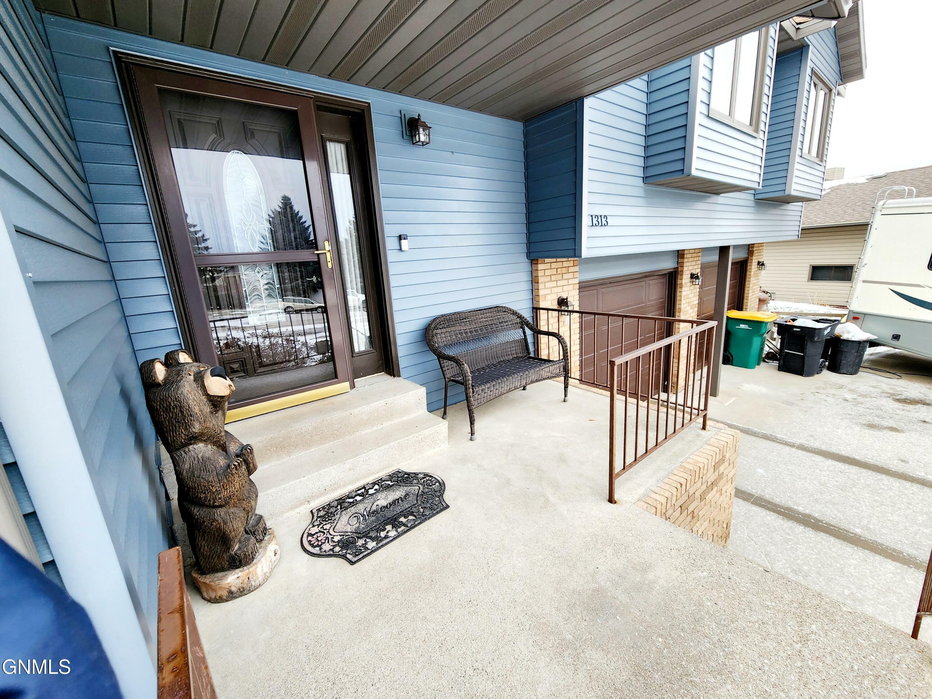 Property Photo:  1313 Canyon Circle  ND 58503 