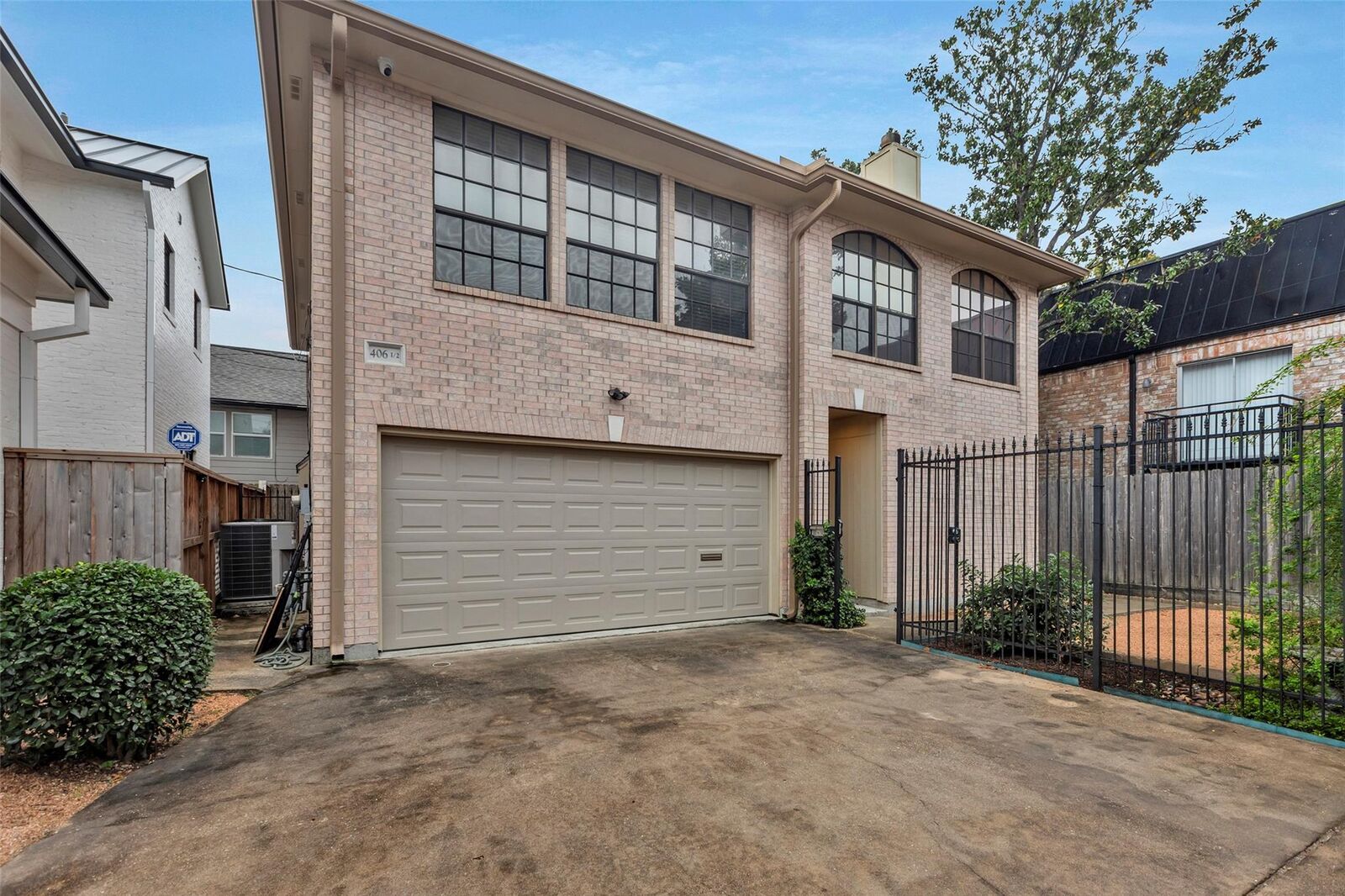 Property Photo: 406-1/2 Stratford Street TX 77006