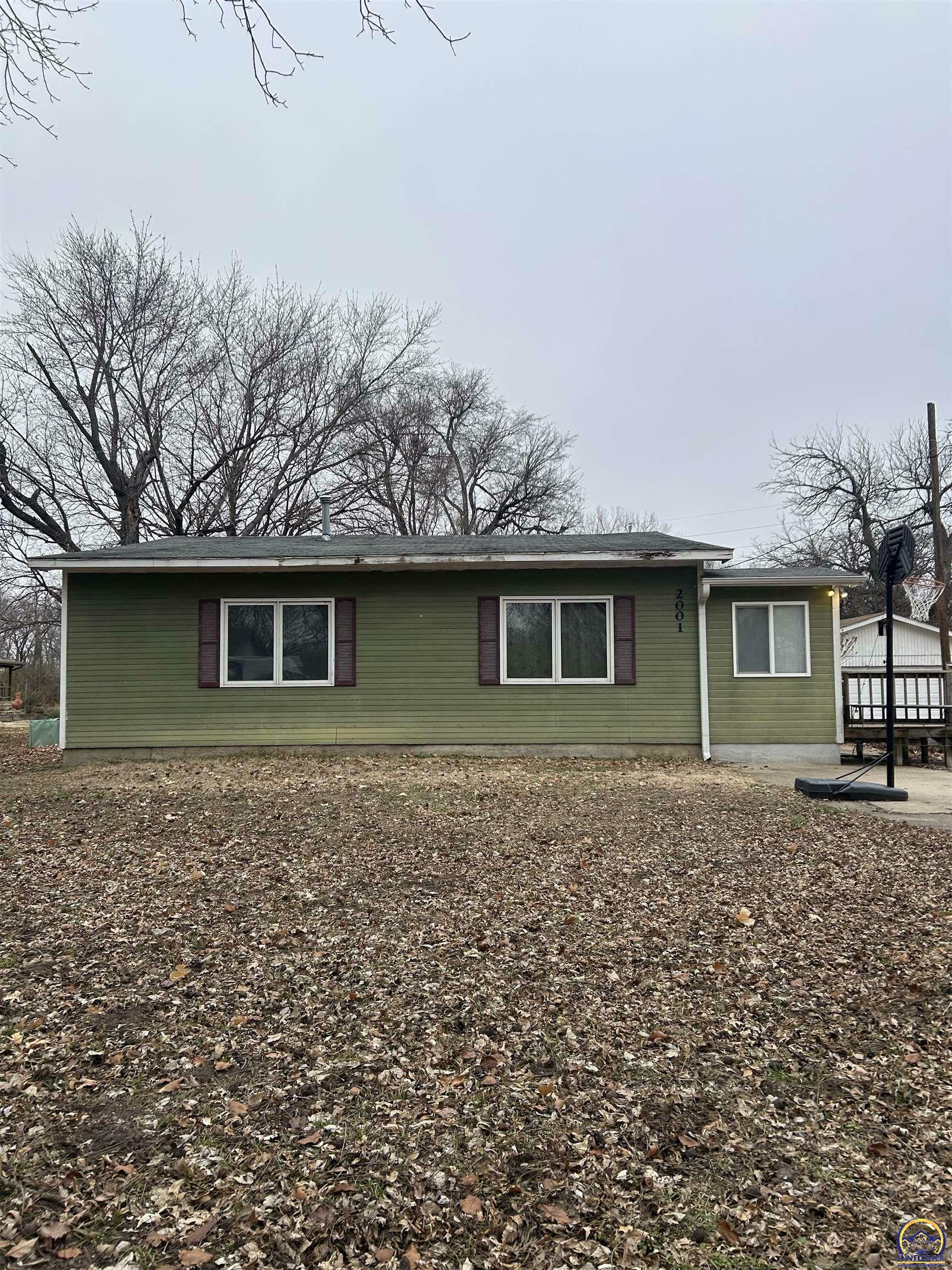 Property Photo:  2001 NW Lincoln St  KS 66608 