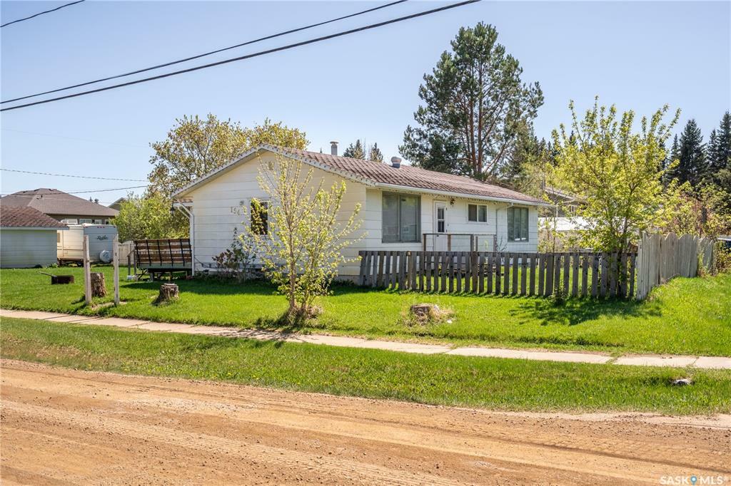 Property Photo: 154 2nd Street W SK S0M 2K0