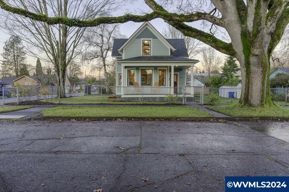 Property Photo:  2505  5th St NE  OR 97301 