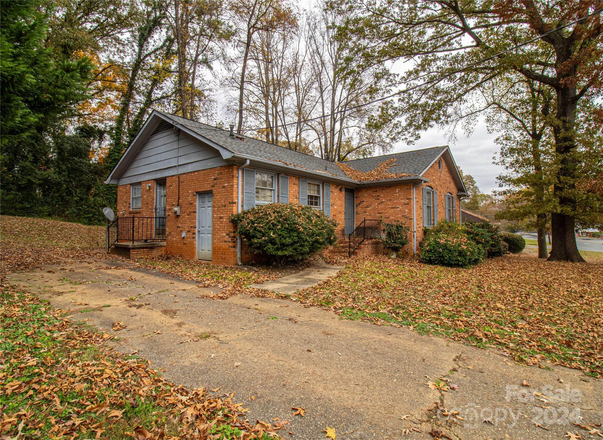 Property Photo:  7423 Idlewild Road  NC 28212 