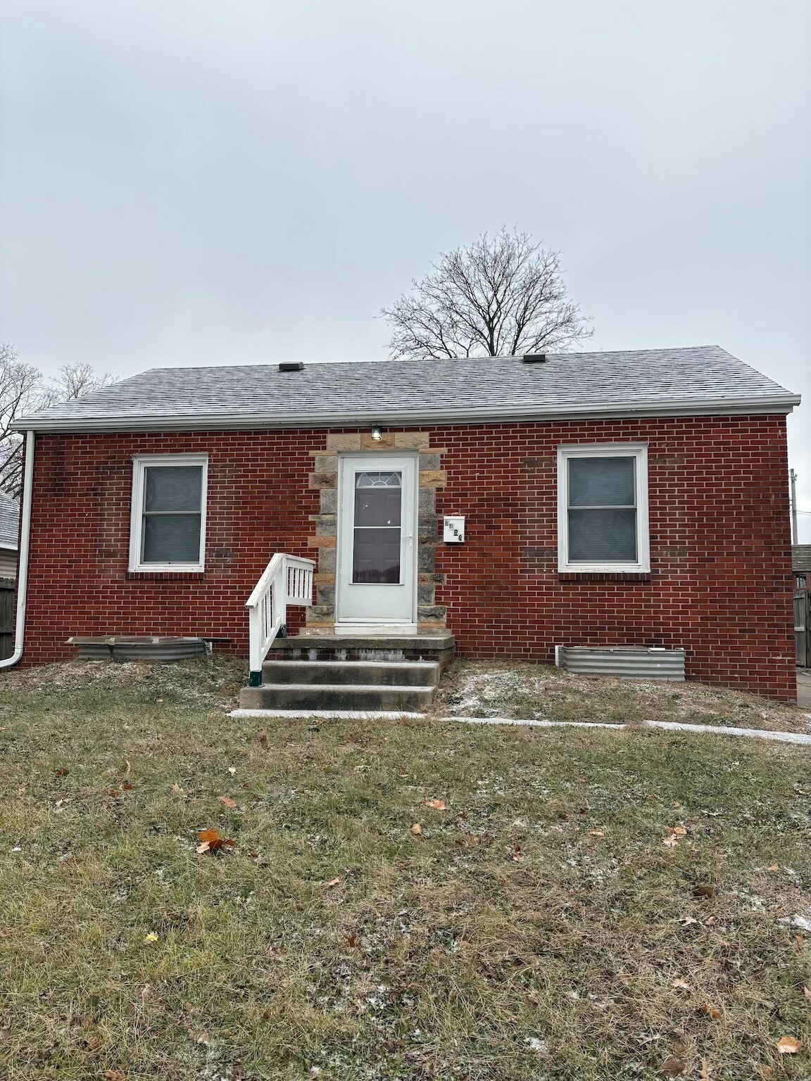 Property Photo: 2421 E Walnut Street IA 50317