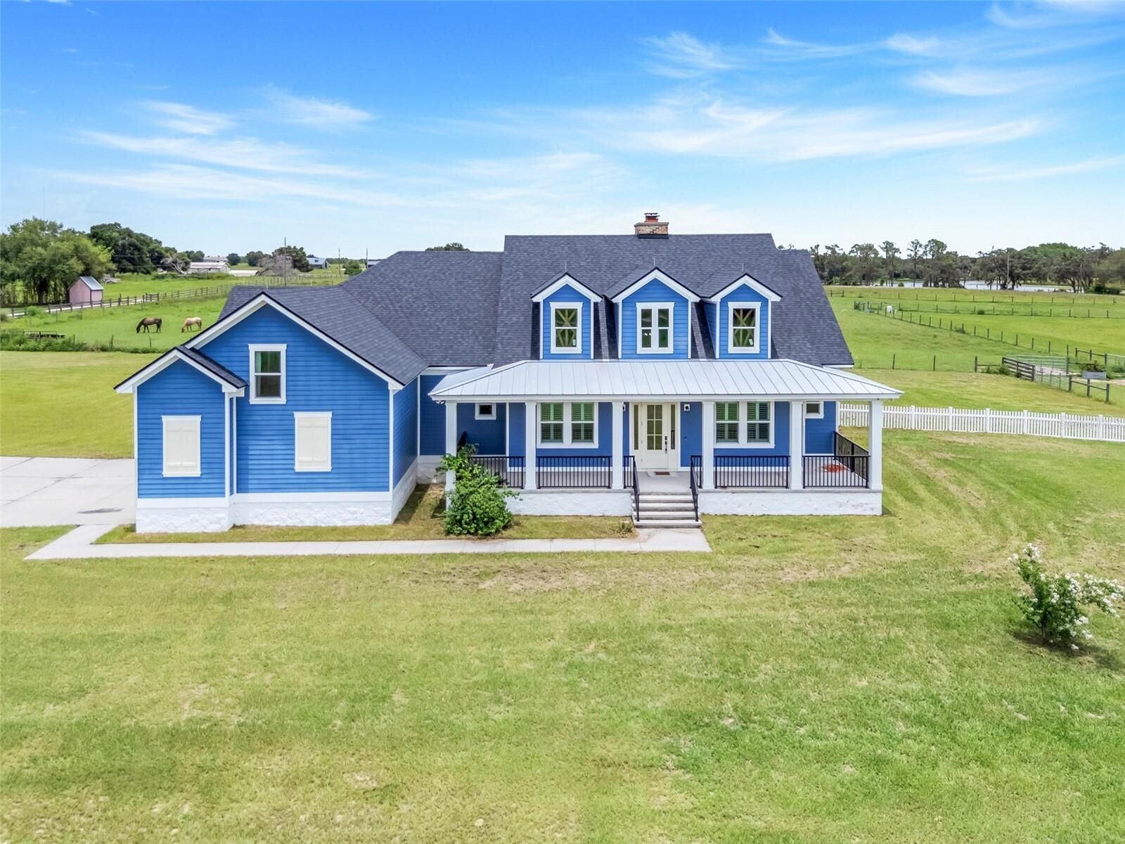 Property Photo: 2437 Bay Lake Loop FL 34736