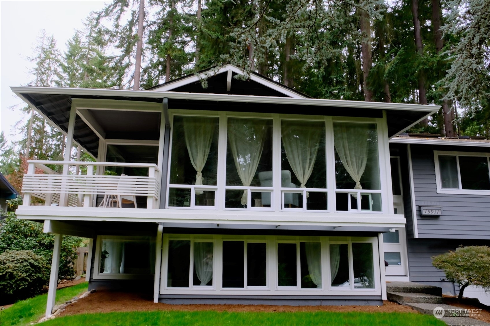 Property Photo:  15911 SW 42nd Place  WA 98006 