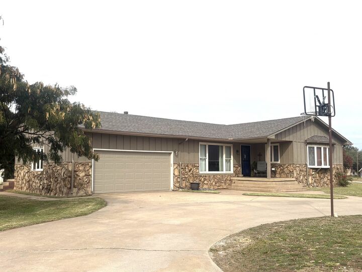 Property Photo: 2 Crown Circle KS 67003-3