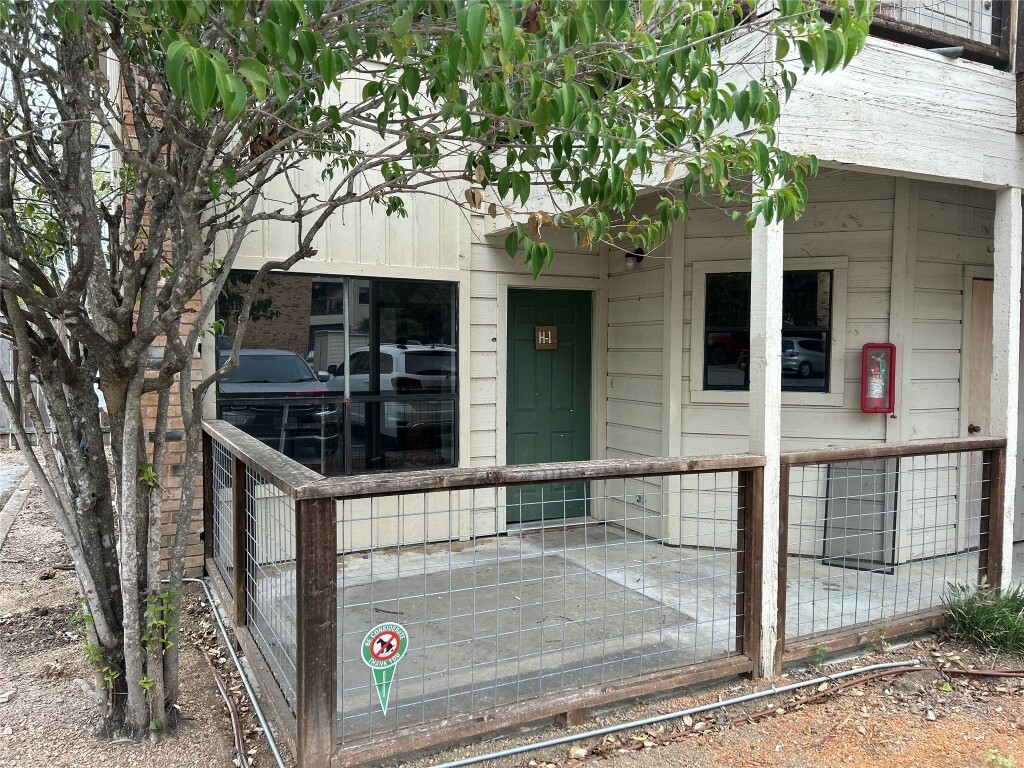 Property Photo:  421 W San Antonio Street H1  TX 78666 