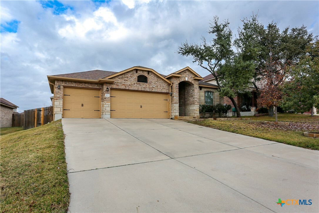 Property Photo:  813 Siena Court  TX 76548 