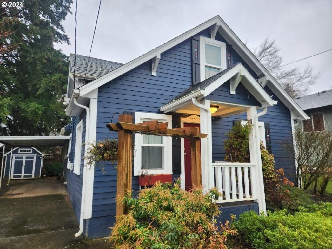 Property Photo:  124 NW 18th Ave  WA 98607 
