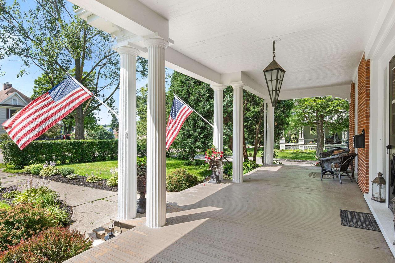 Property Photo:  320 East Jackson Street  WI 54971 