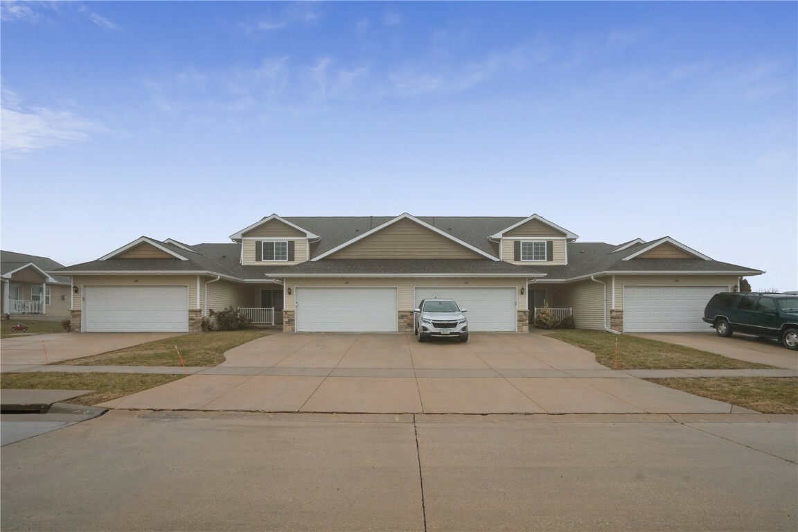 Property Photo:  1144 Crescent View Dr NE  IA 52402 