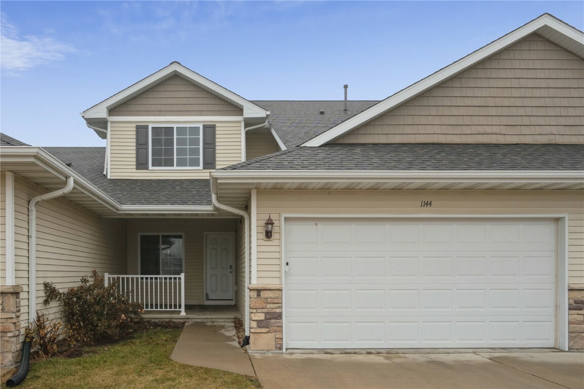 Property Photo:  1144 Crescent View Dr NE  IA 52402 