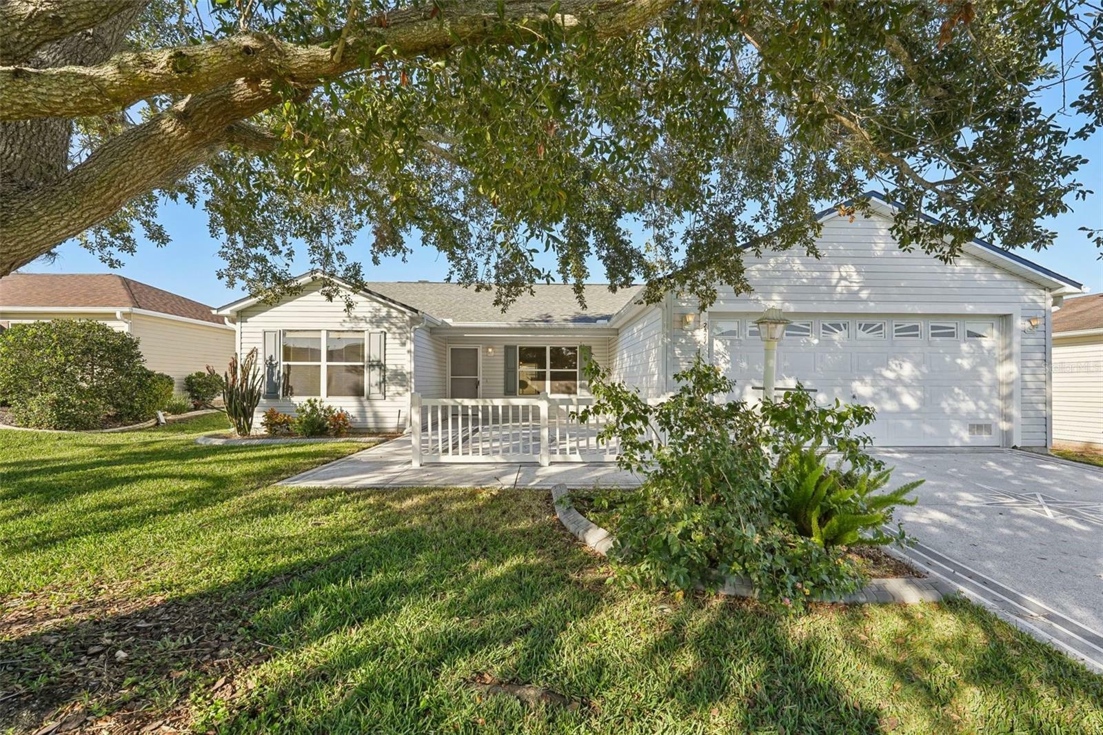 Property Photo: 2427 Due West Drive FL 32162