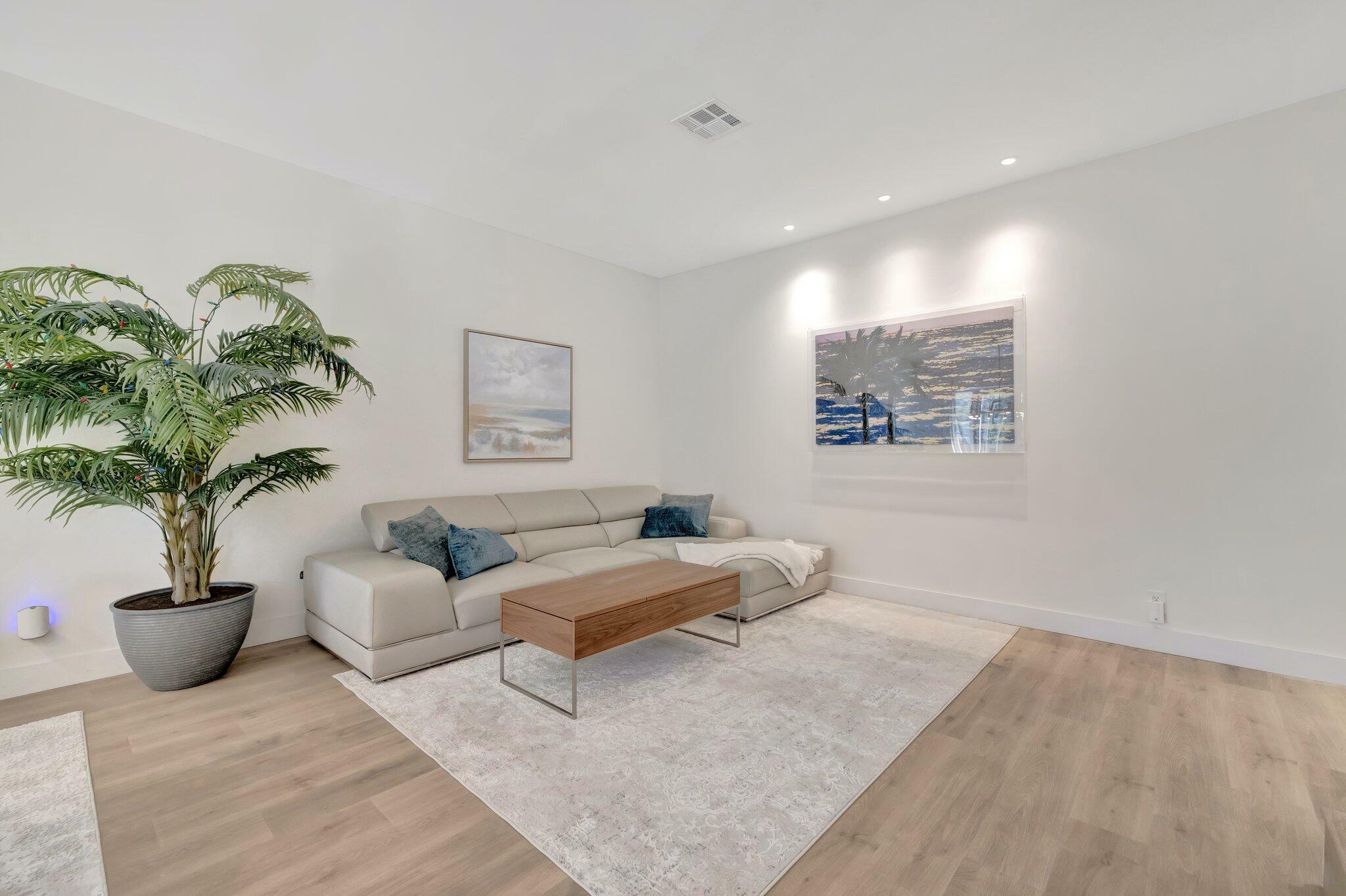 Property Photo: 1106 SE 4th Avenue FL 33316