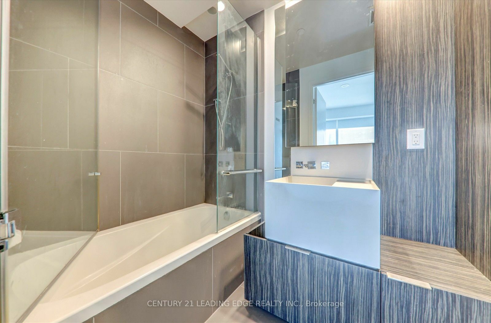 Property Photo:  1 Bloor St E 416-Rm1  ON M4W 0A8 