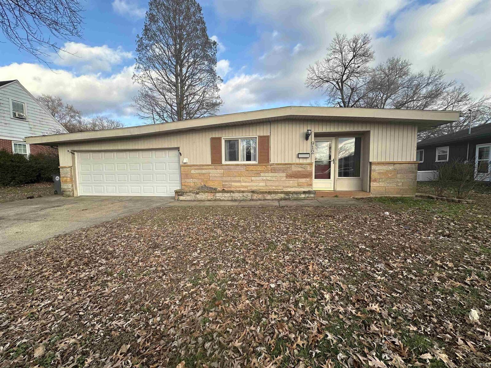 Property Photo:  912 Stewart Avenue  IN 47715 