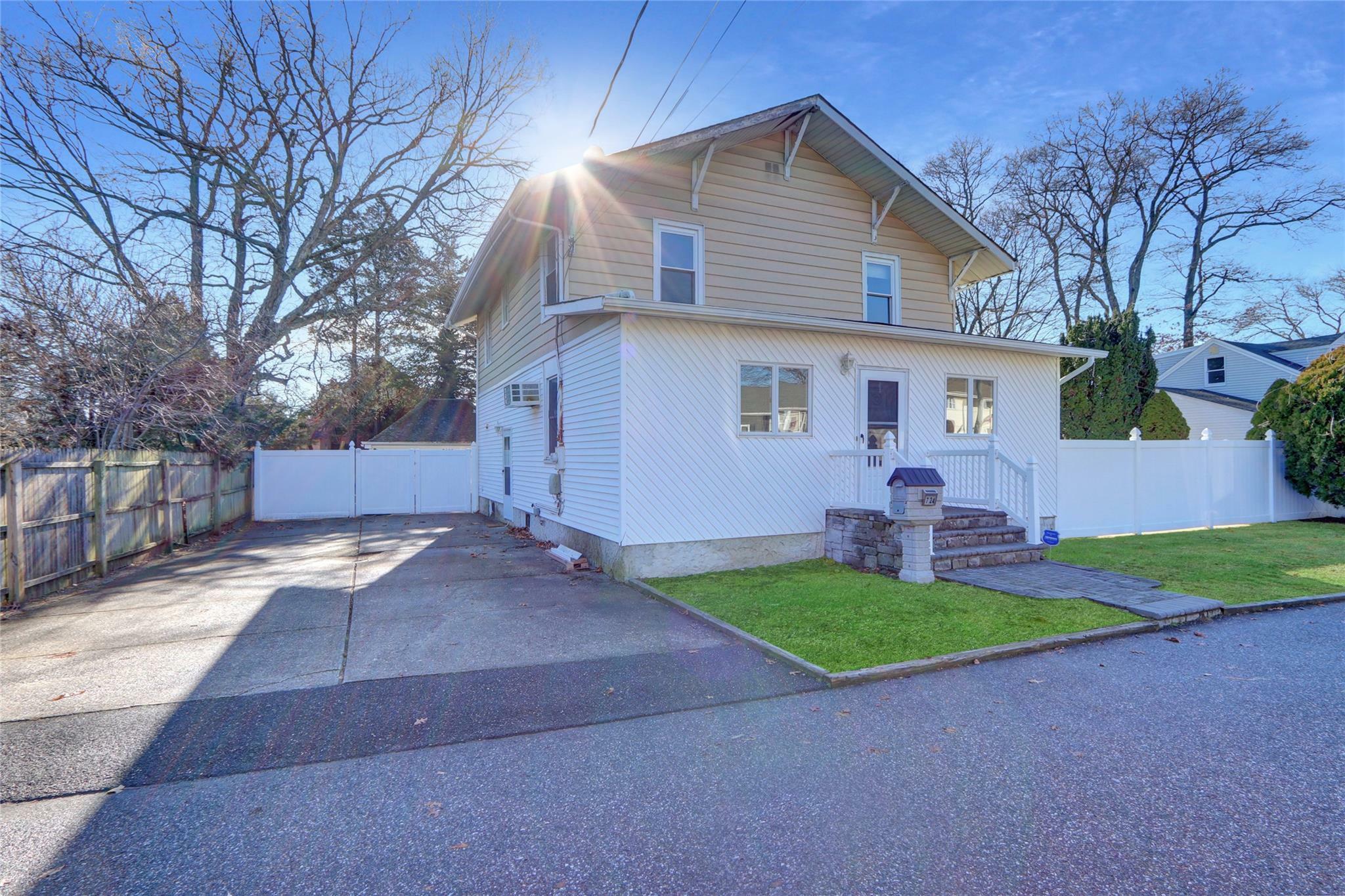 Property Photo:  724 Glendale Road  NY 11704 