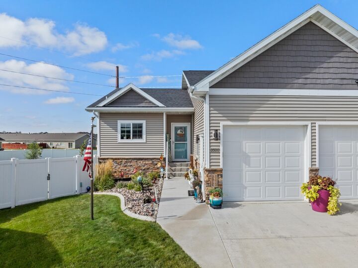 Property Photo:  3500 Waggle Wy SE  ND 58701-3159 