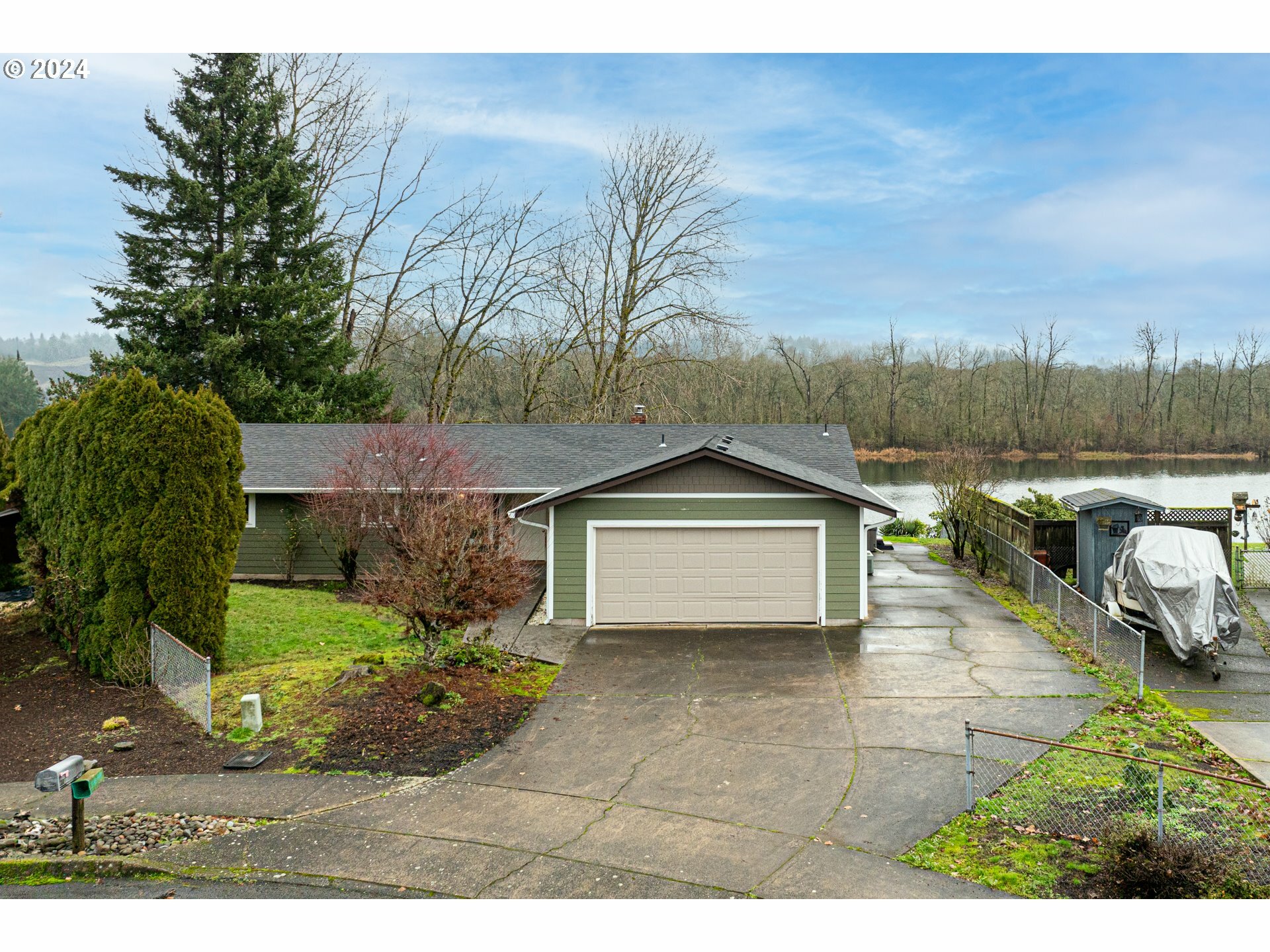 Property Photo: 415 Lake Ave WA 98674