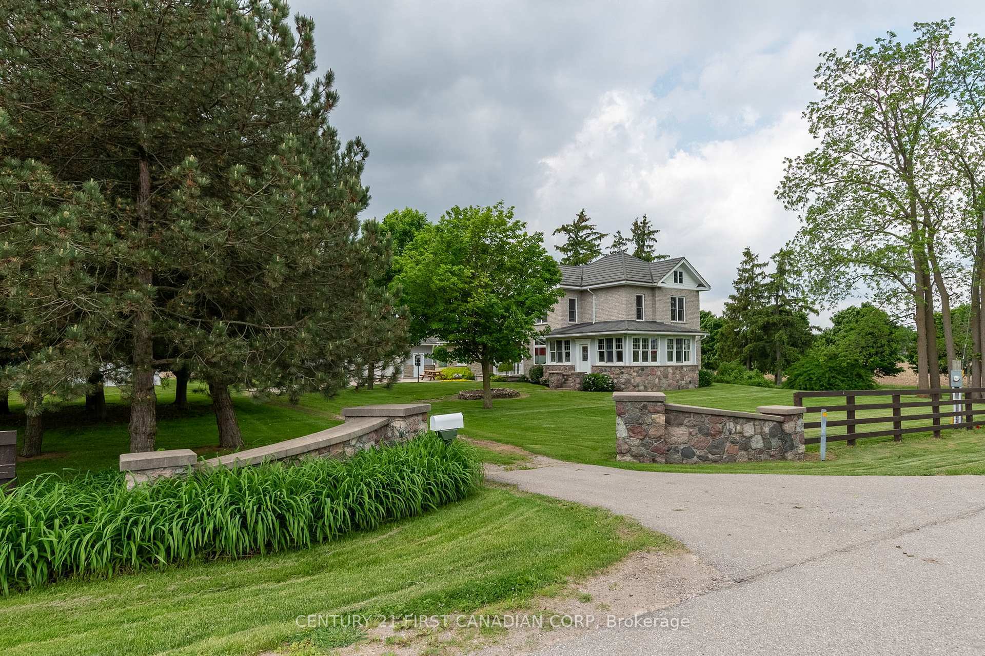 Property Photo: 24885 Poplar Hill Rd ON N0M 1P0