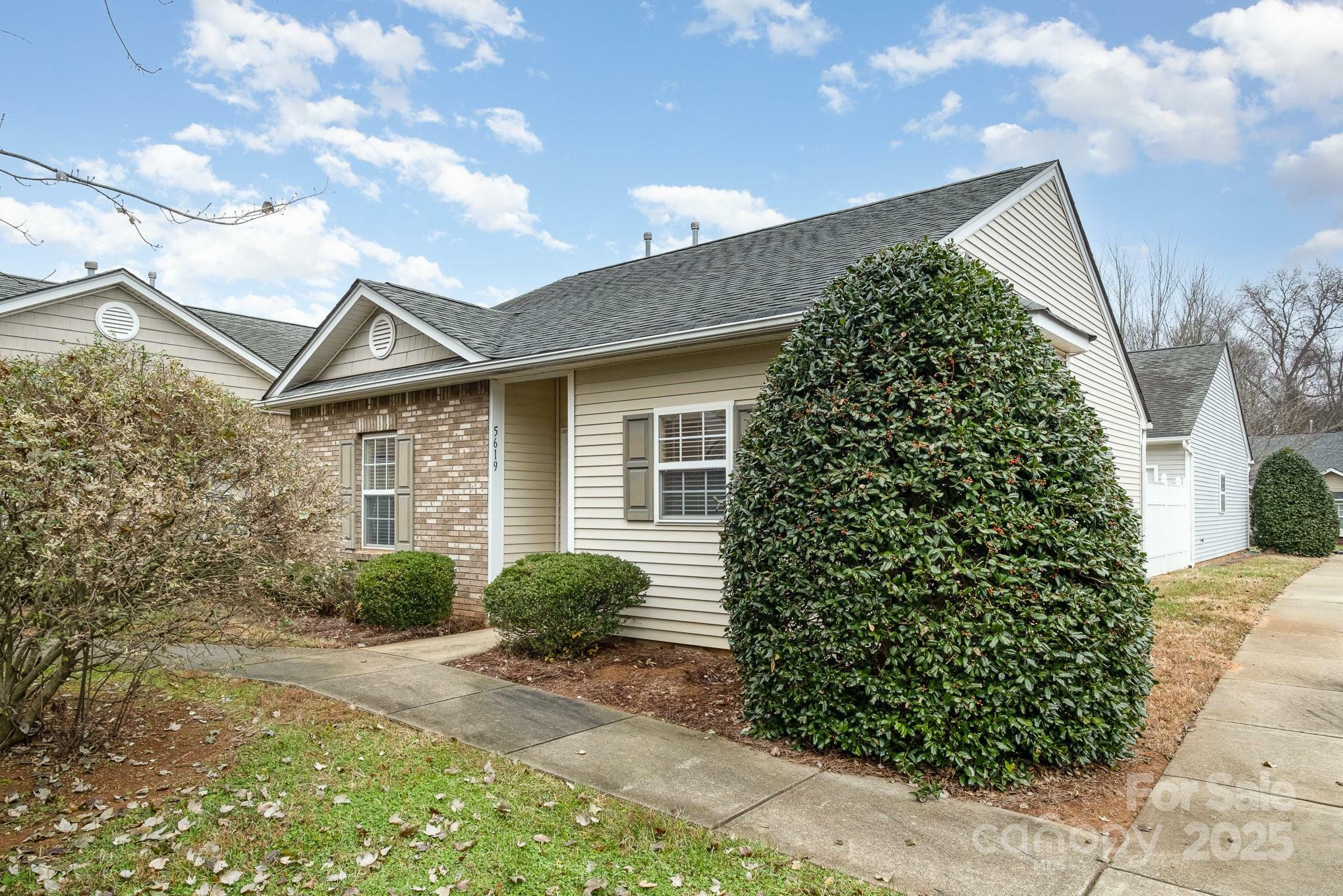 Property Photo:  5619 Glen Cove Drive  NC 28269 