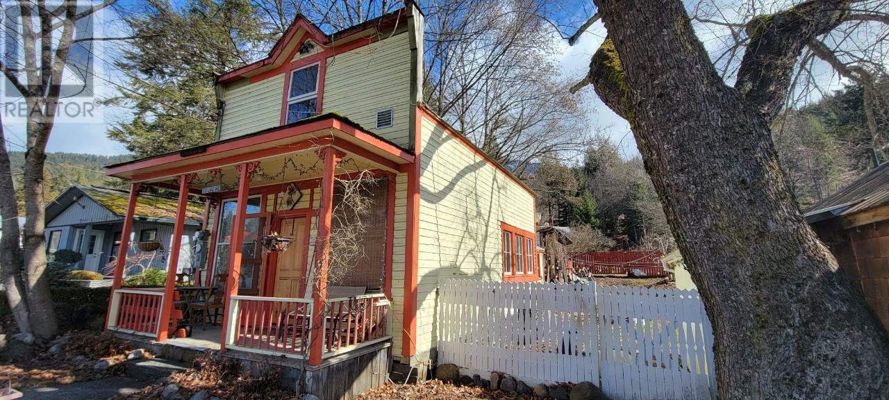 Property Photo: 318 Lake Avenue BC V0G 1S0