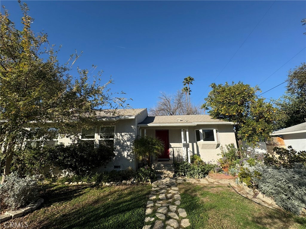 Property Photo:  18919 Sylvan Street  CA 91335 