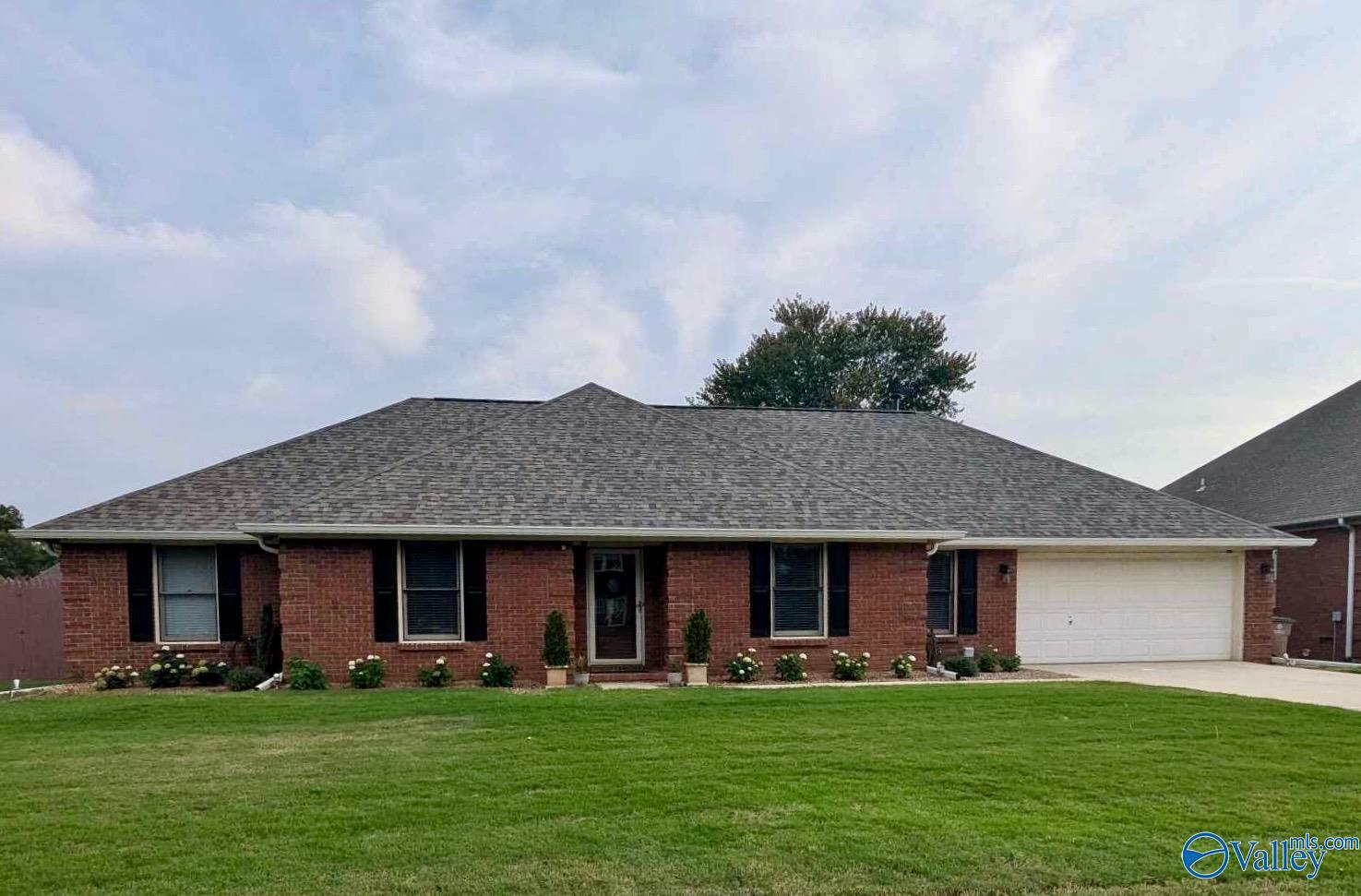 Property Photo: 2303 Cumberland Place SW AL 35603