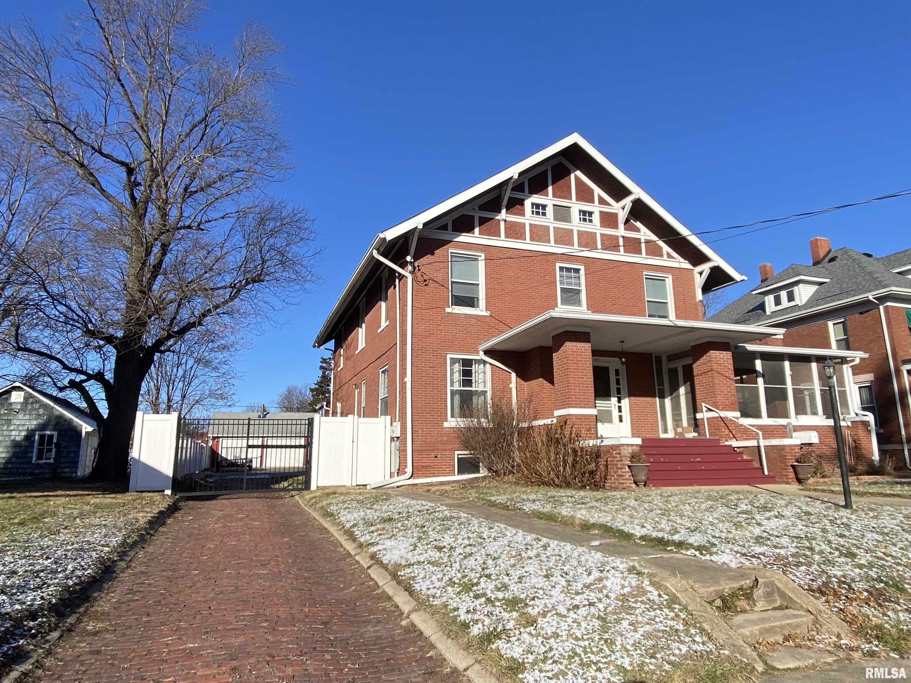 Property Photo:  325 W Chestnut Street  IL 61520 