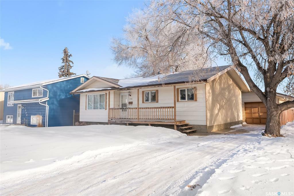 1386 Manitou Crescent  Moose Jaw SK S6H 7C5 photo