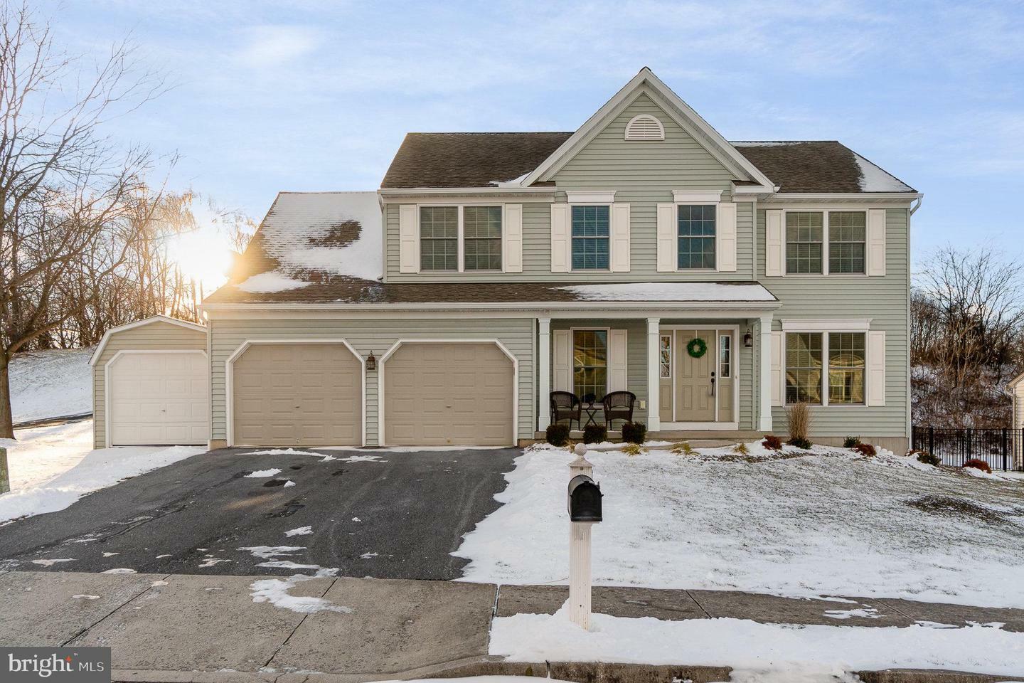 Property Photo:  19 Applewood Court  PA 17046 