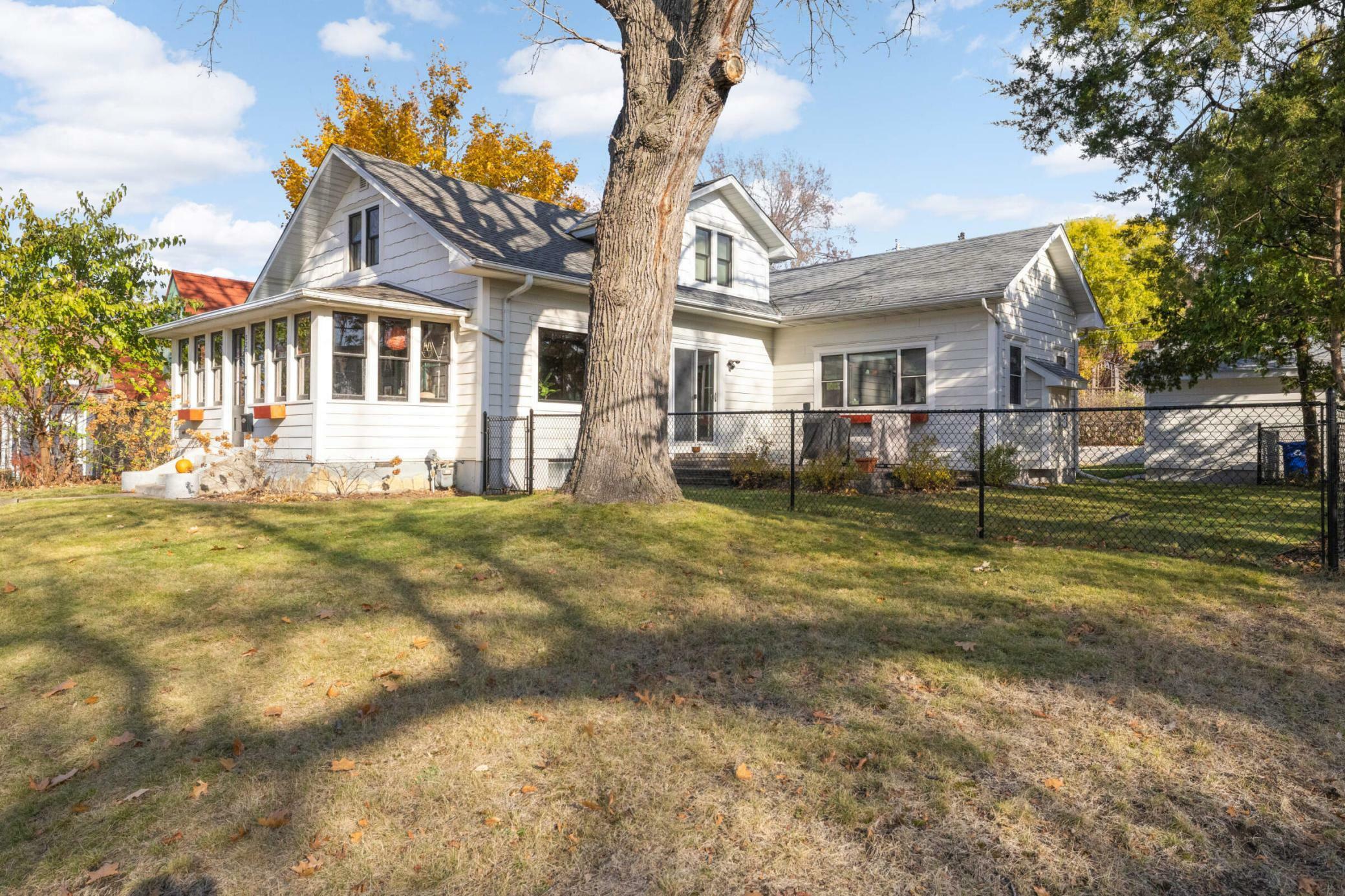 Property Photo:  220 Oak Grove Place  MN 55105 