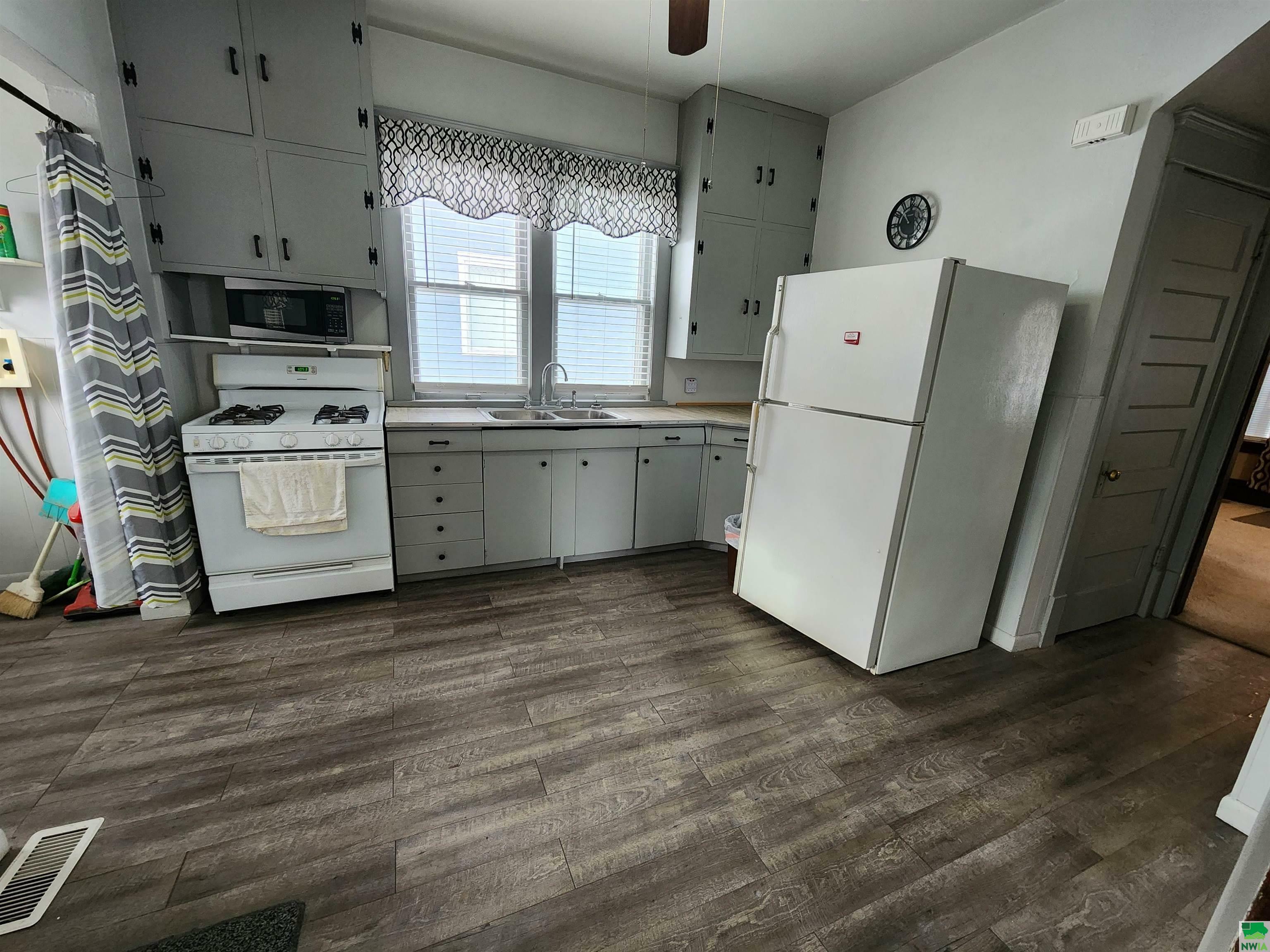 Property Photo:  1208 Hill Ave  IA 51104 