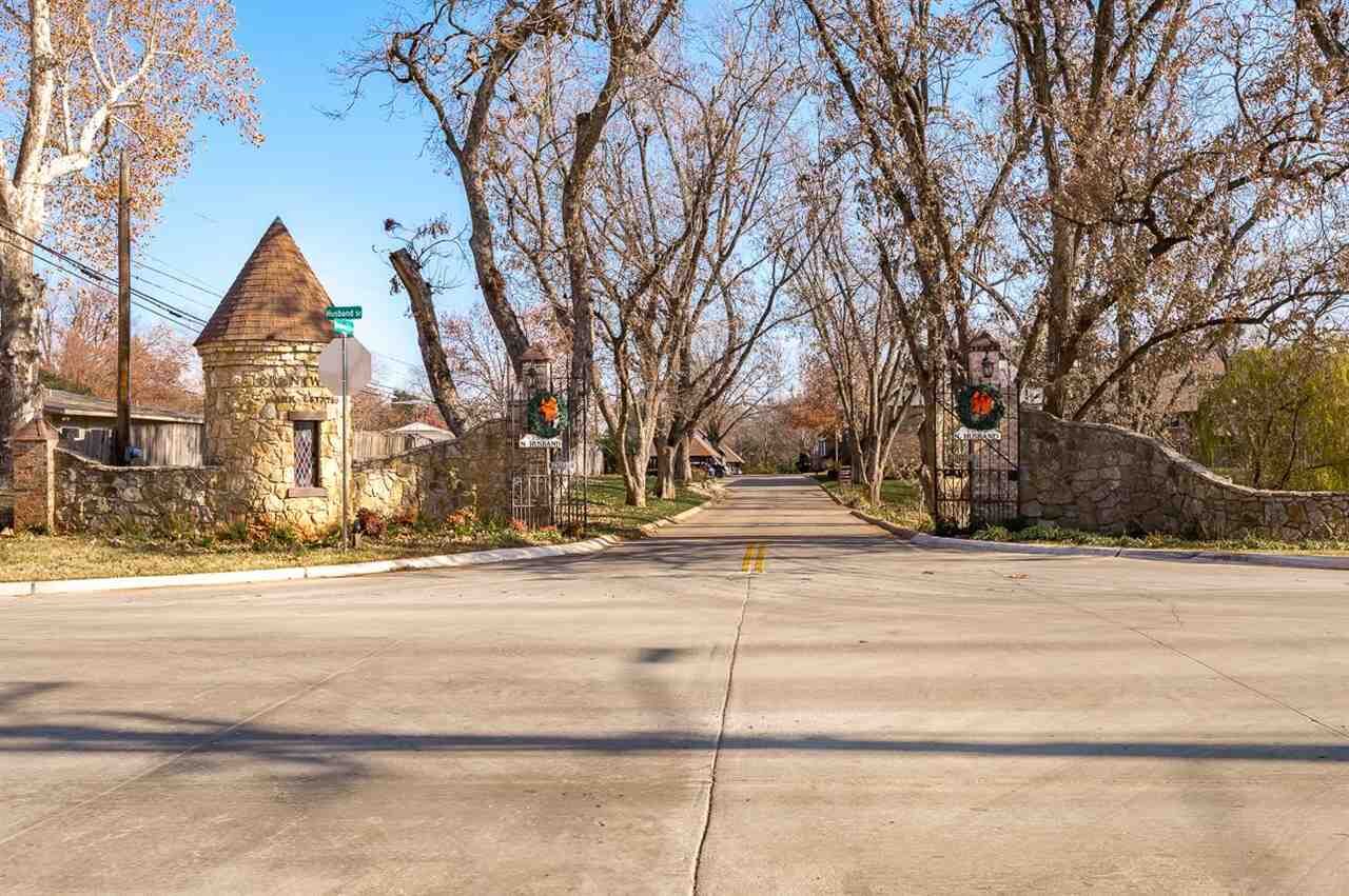 Property Photo: 18 W Brentwood Drive OK 74075