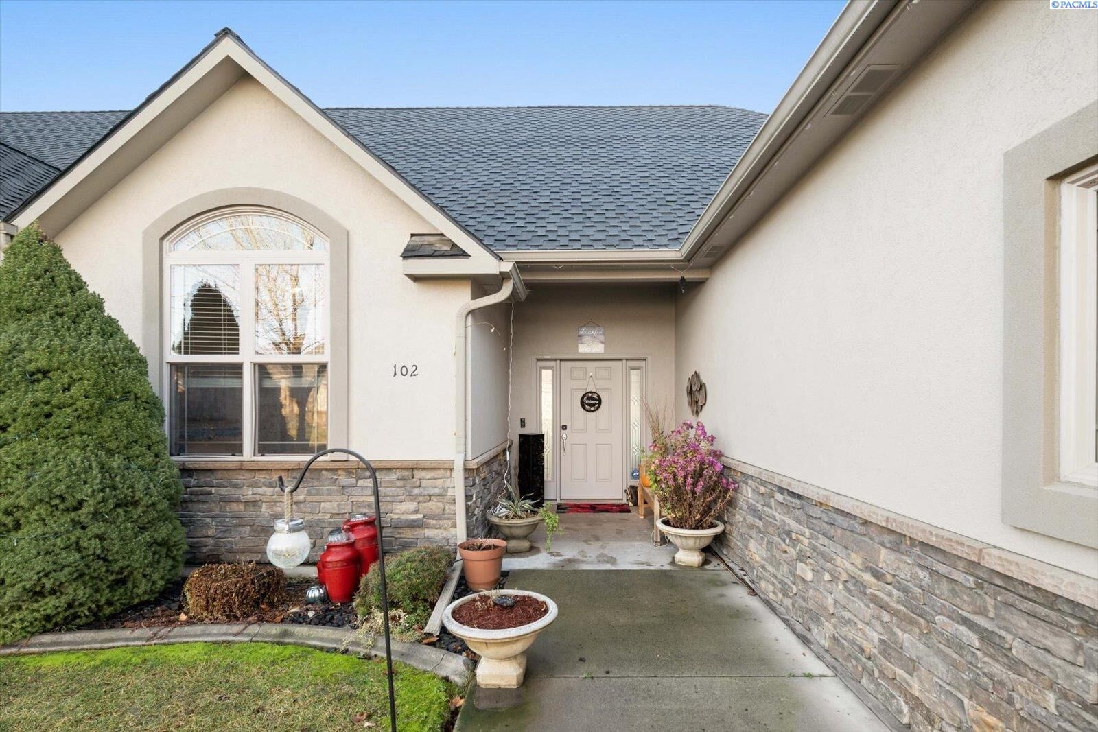 Property Photo: 3121 W 30th Ave L 102 WA 99337
