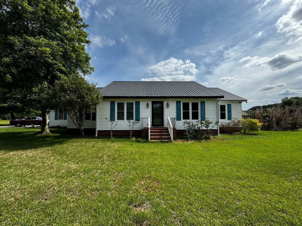 Property Photo: 1072 W Roanoke Drive Ext GA 31750