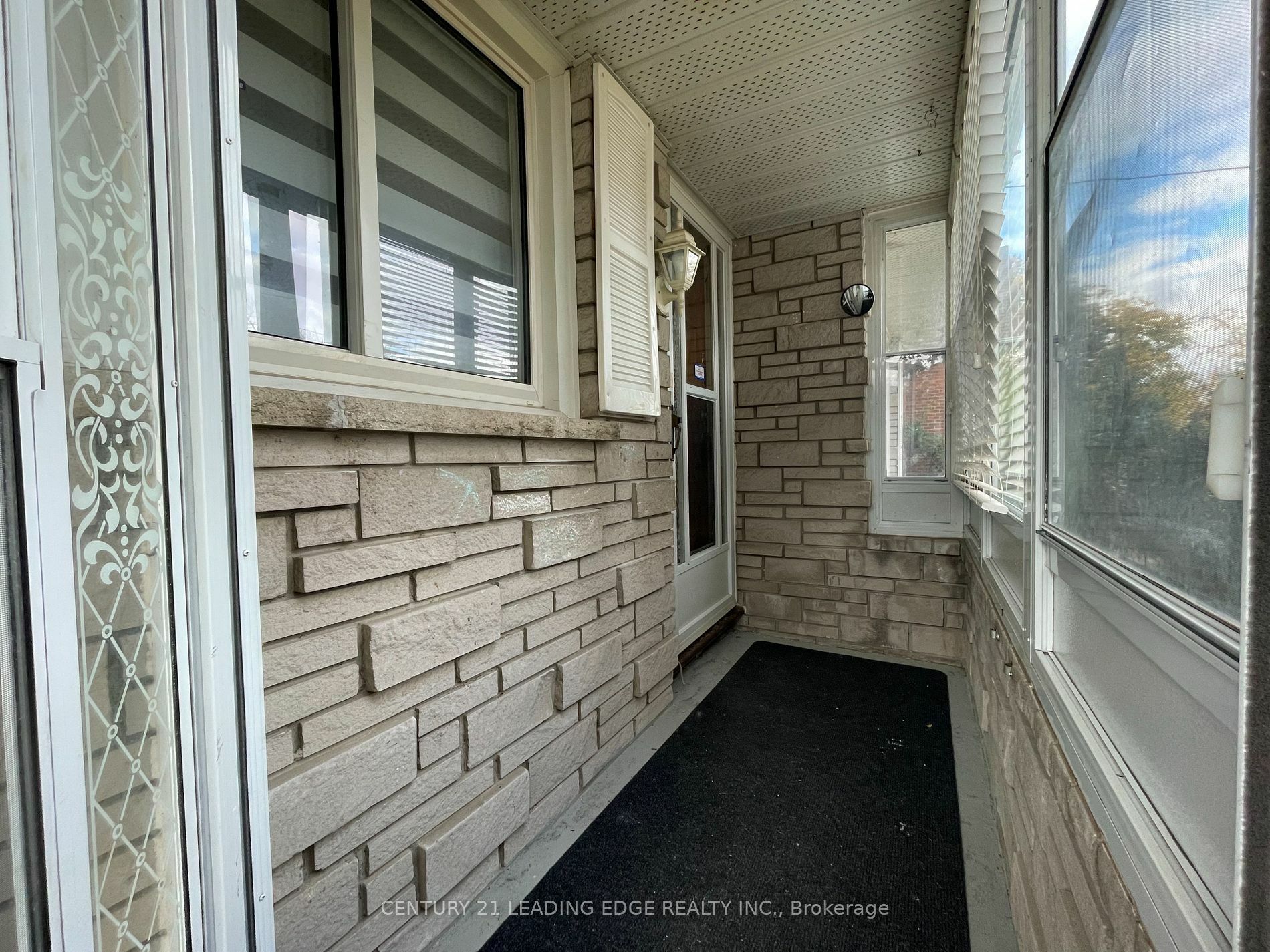 Property Photo:  512 Euclid St Main  ON L1N 5C1 