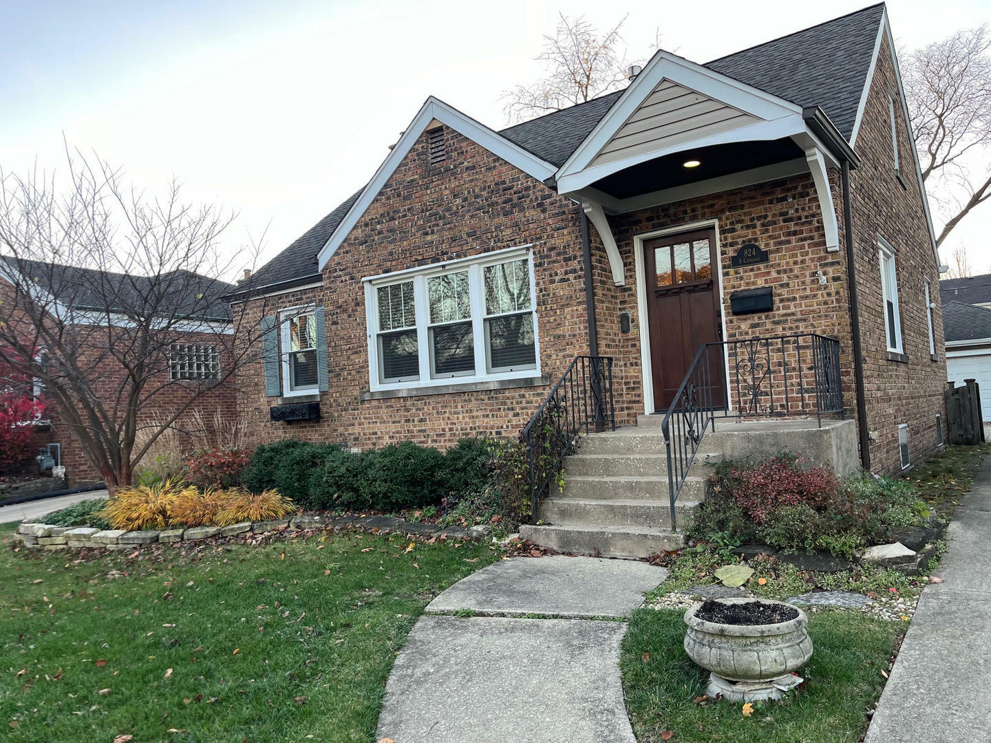 Property Photo:  824 S Catherine Avenue  IL 60525 