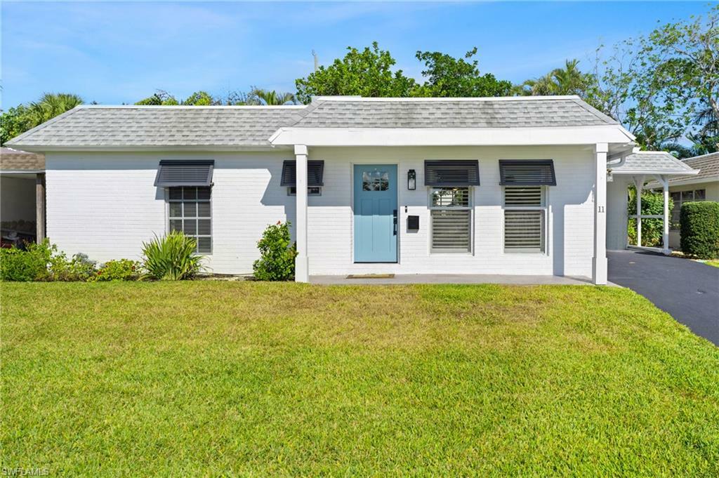 Property Photo: 11 Knights Bridge Rd FL 34112