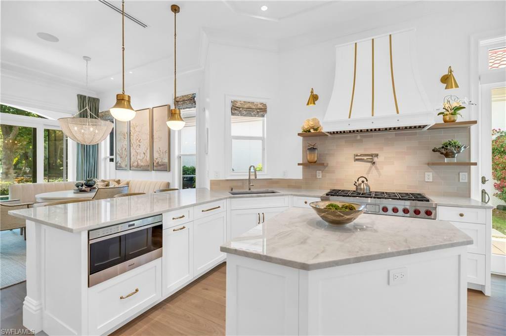 Property Photo: 8731 La Palma Ln FL 34108