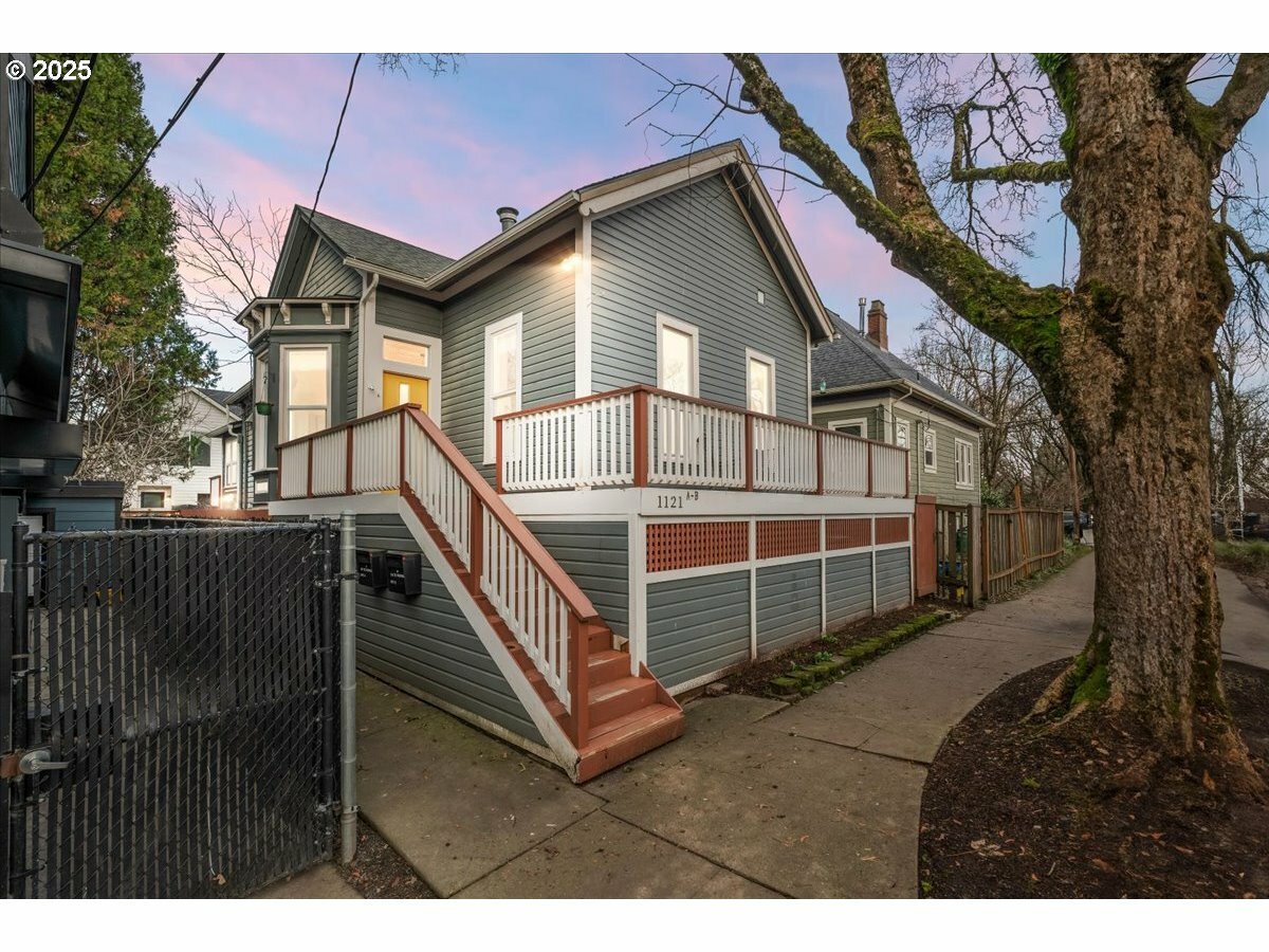 Property Photo:  1121 SE Sherman St  OR 97214 