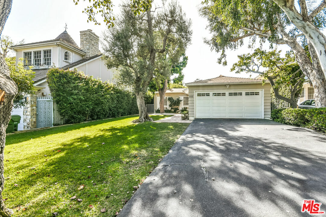 Property Photo:  323  S Carmelina Ave  CA 90049 