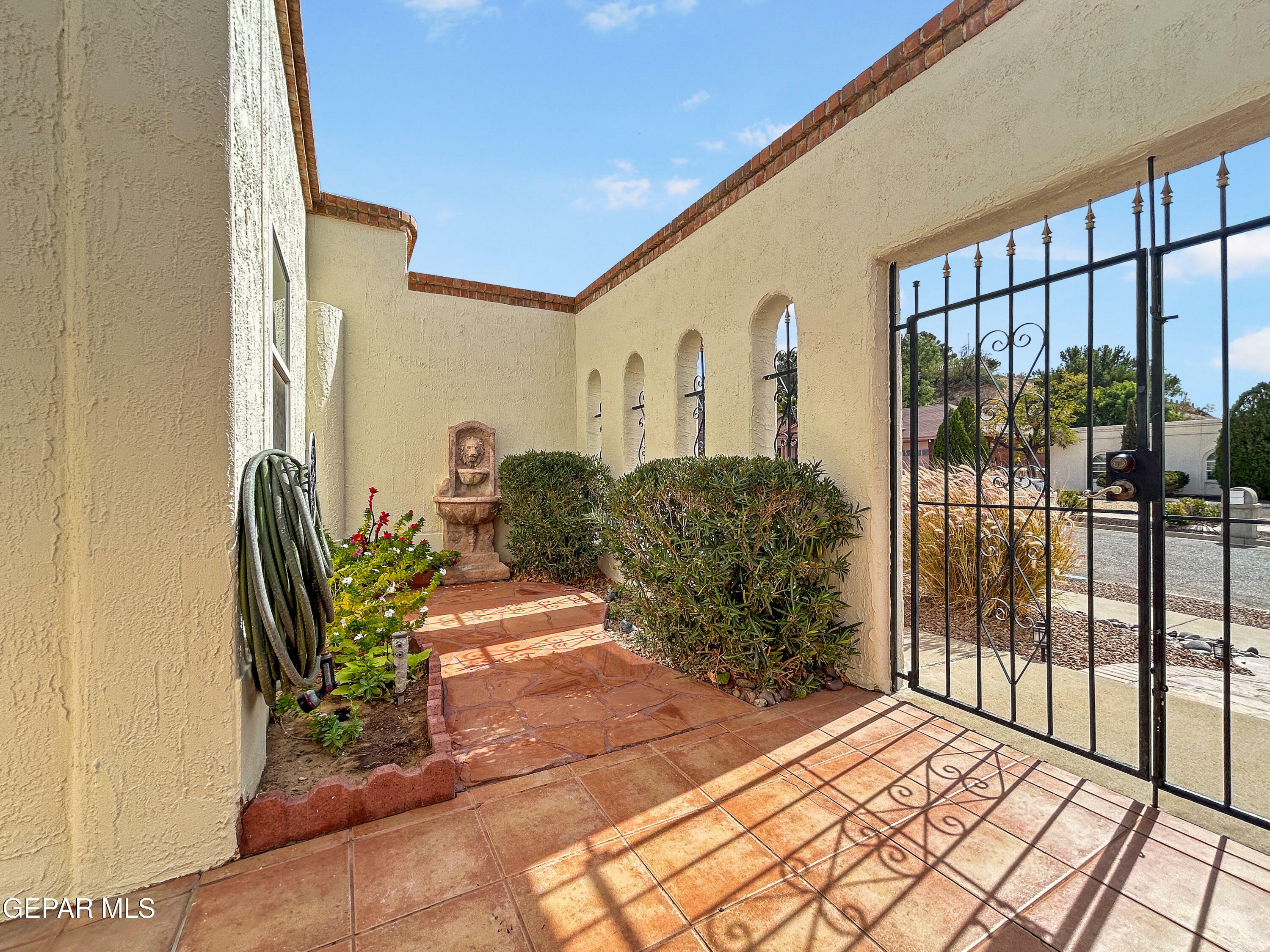 Property Photo:  852 Cresta Alta Drive  TX 79912 