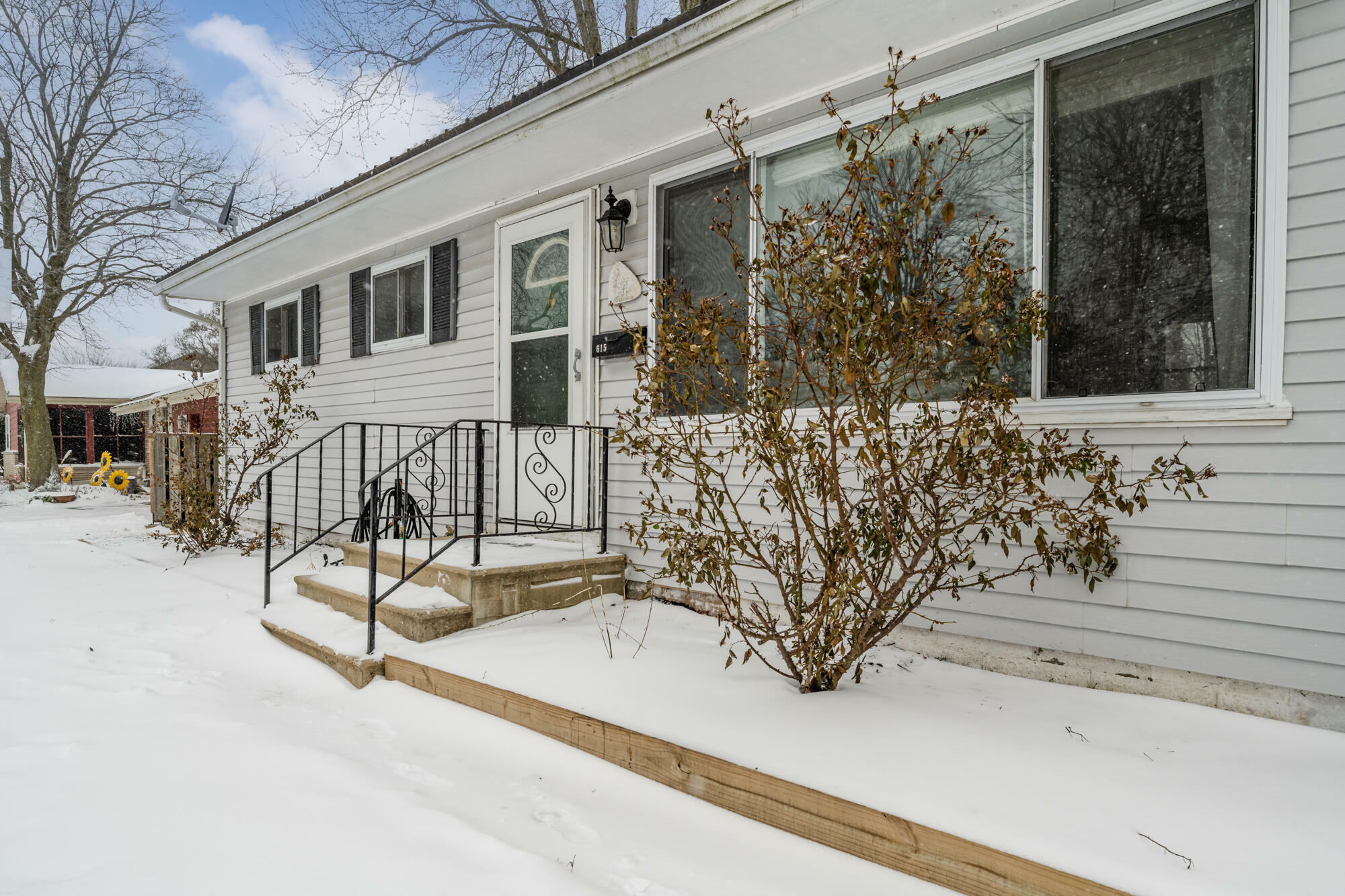 Property Photo:  615 Ravinia Drive  MI 49090 