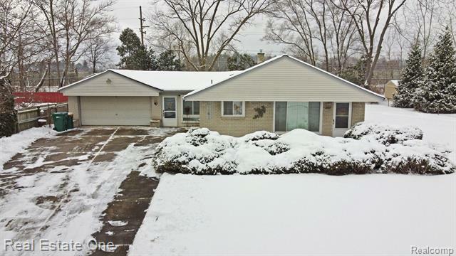 Property Photo:  4861 Rioview Drive  MI 48346 