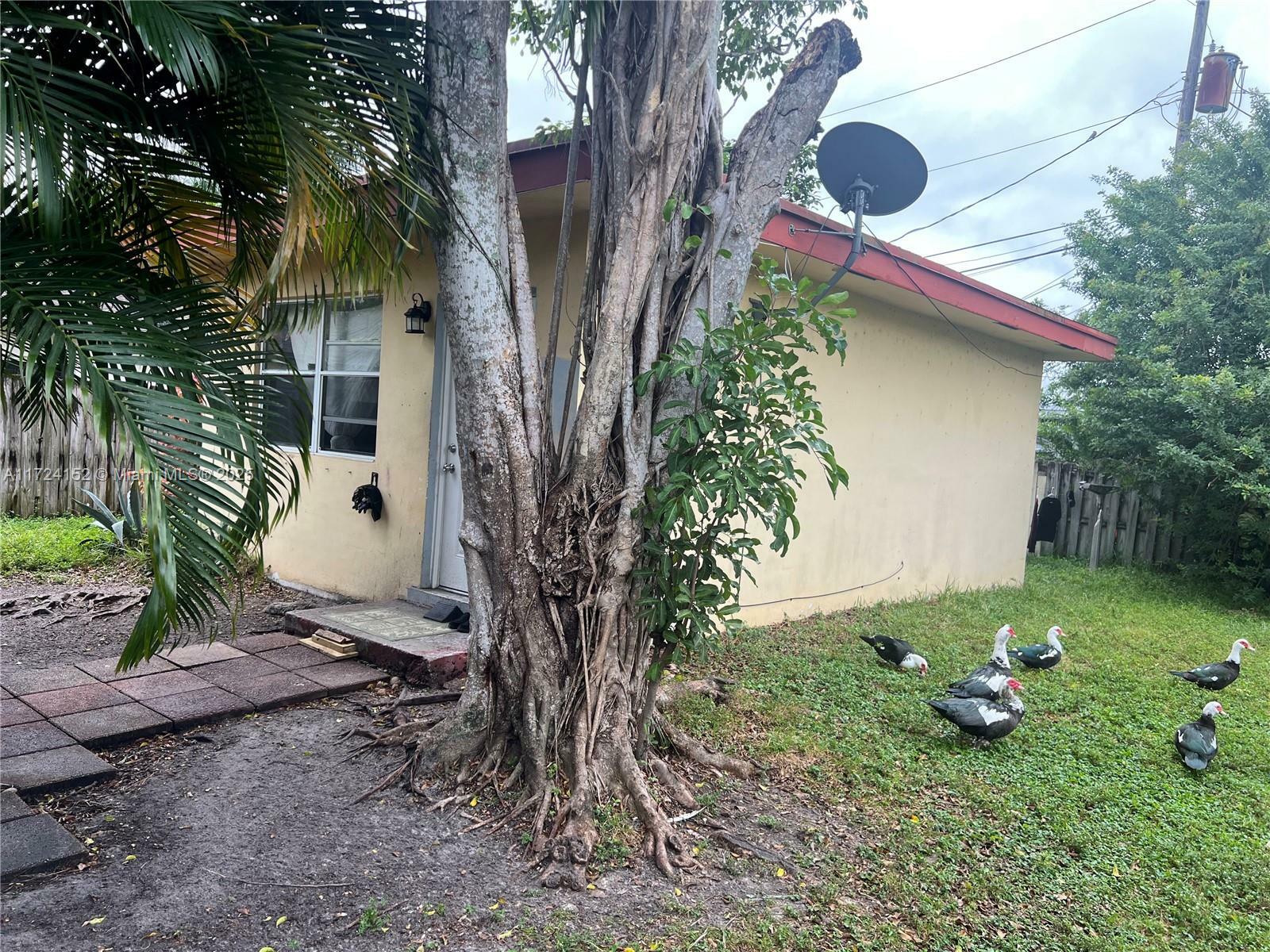 Property Photo:  1827 N Dixie Hwy  FL 33305 